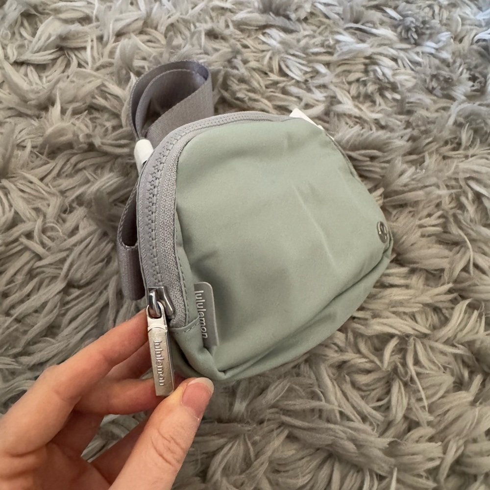 NWT Lululemon Belt Bag - Picture 3 of 6